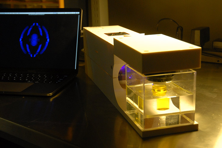 Replicator: Berkeley Prints Liquid Resin Using Light Rays