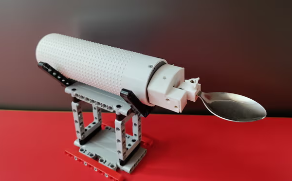 17-year Old Designs Smart Spoon for Parkinson’s Patients