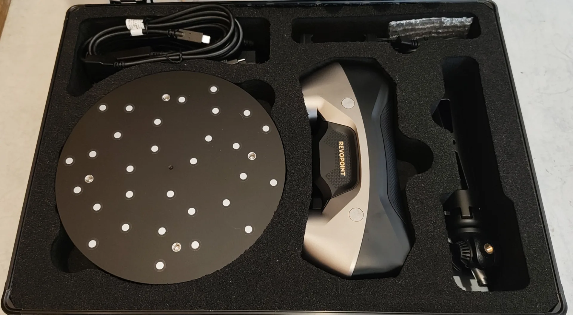 MetroY Pro kit in its case, with the dual-axis turntable, scanner, tripod, and cables