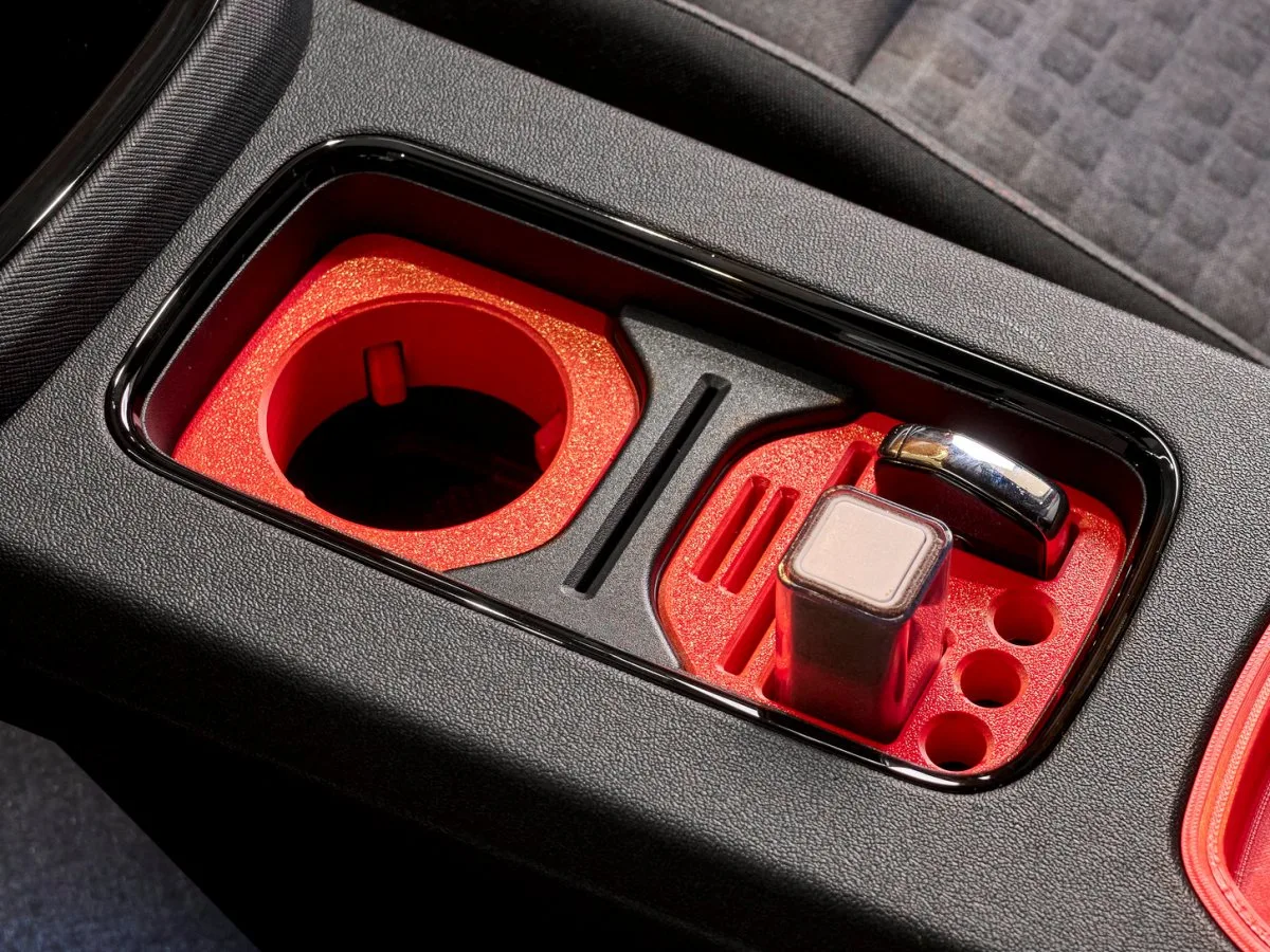 Red 3D printed inserts fitted in the centre console of a Škoda Epiq