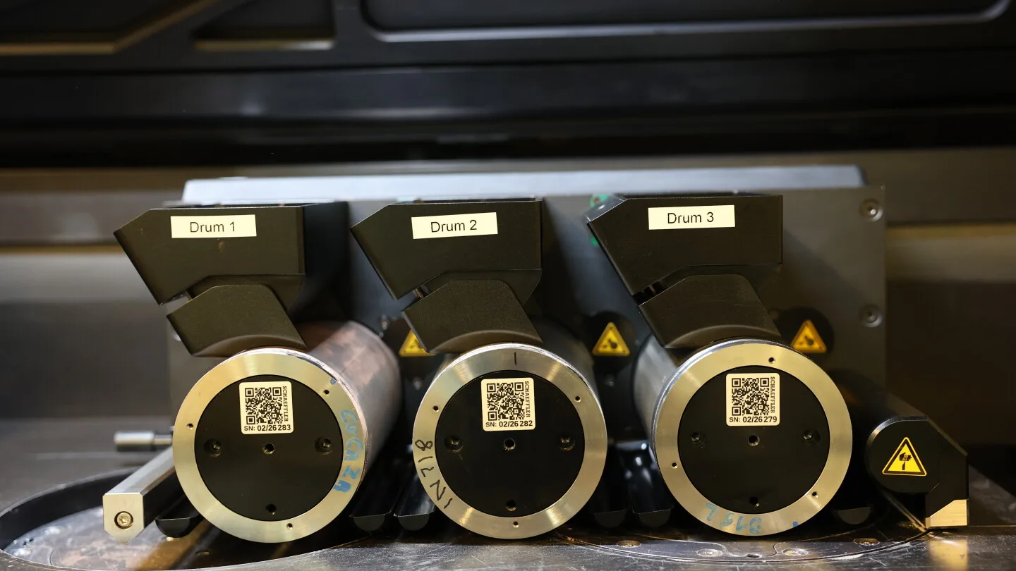 Multi-material powder recoater installed in a metal 3D printing system